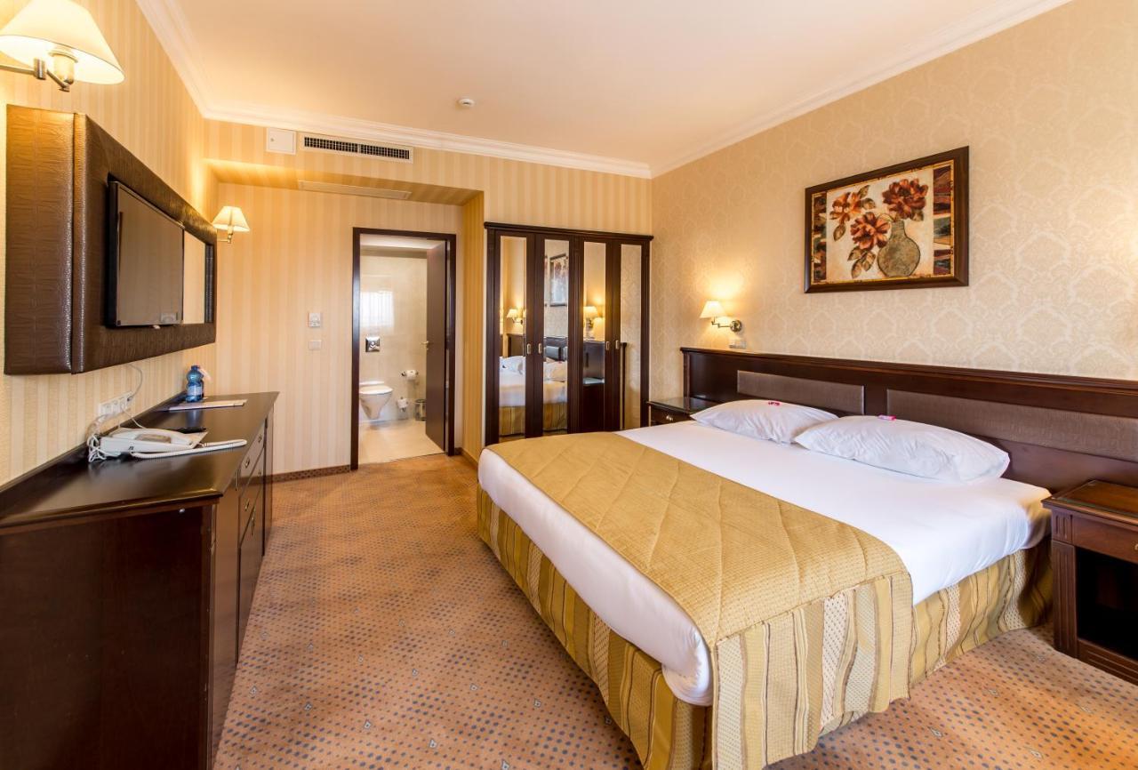 Ramada Hotel & Suites By Wyndham Bucharest North Esterno foto