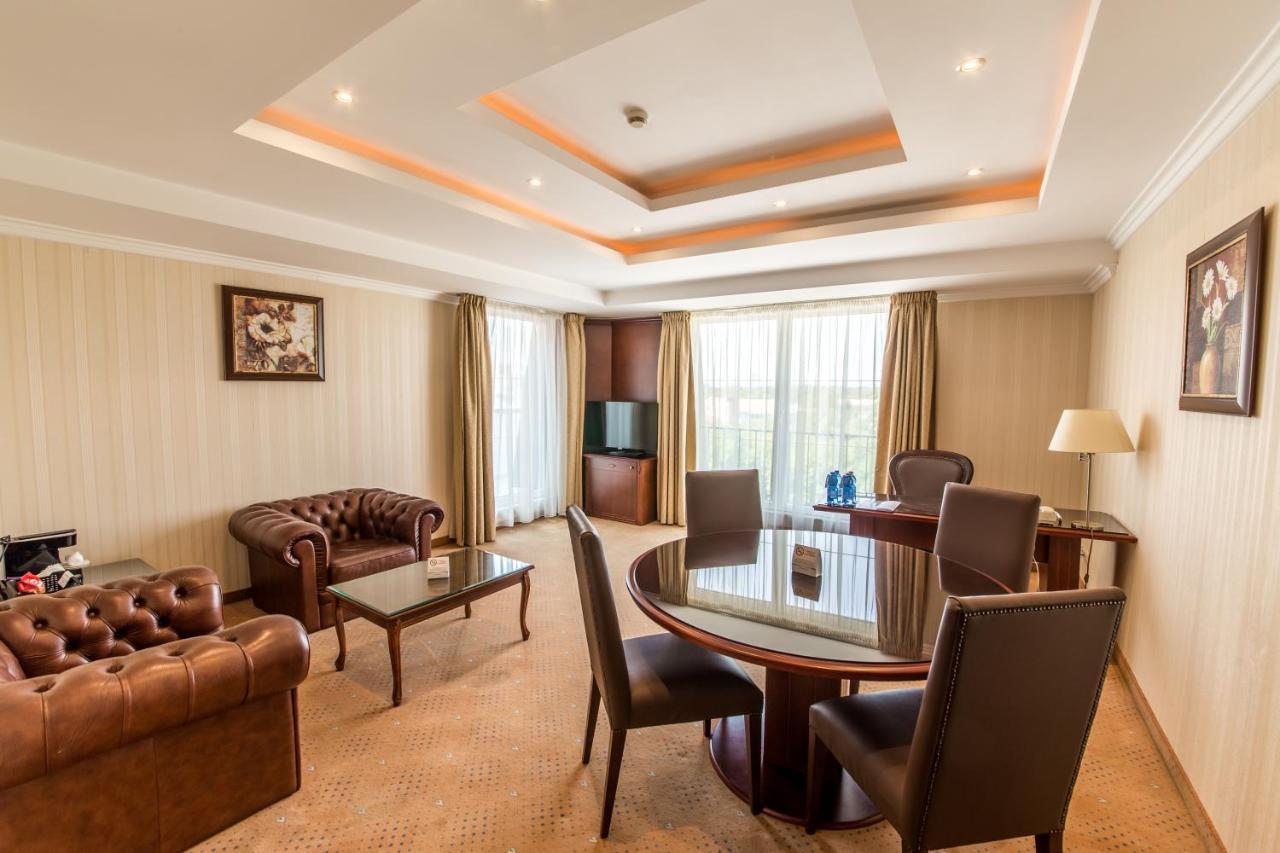 Ramada Hotel & Suites By Wyndham Bucharest North Esterno foto