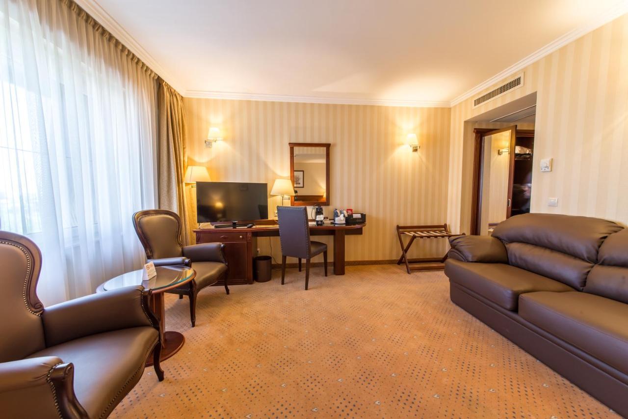 Ramada Hotel & Suites By Wyndham Bucharest North Esterno foto