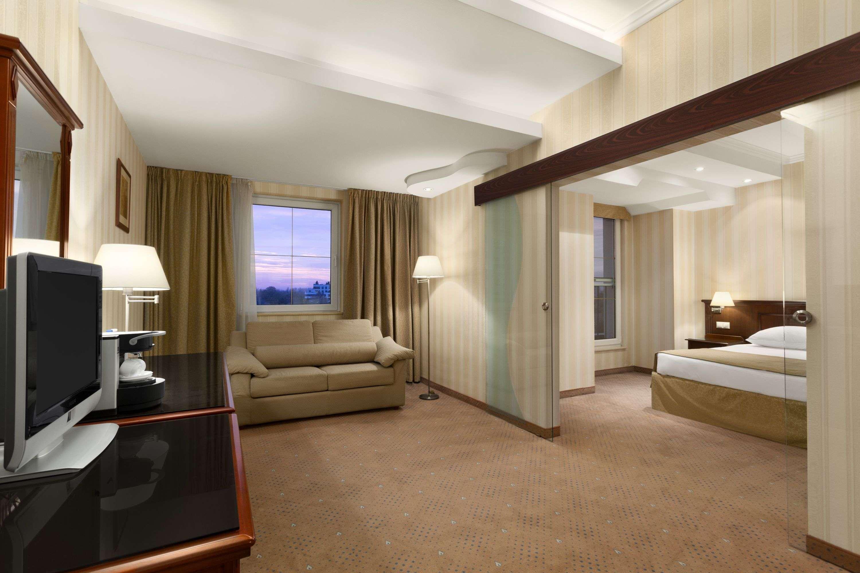 Ramada Hotel & Suites By Wyndham Bucharest North Esterno foto