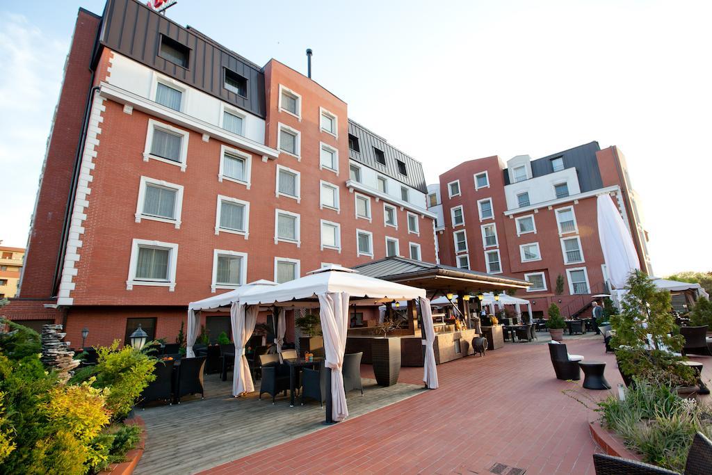 Ramada Hotel & Suites By Wyndham Bucharest North Esterno foto