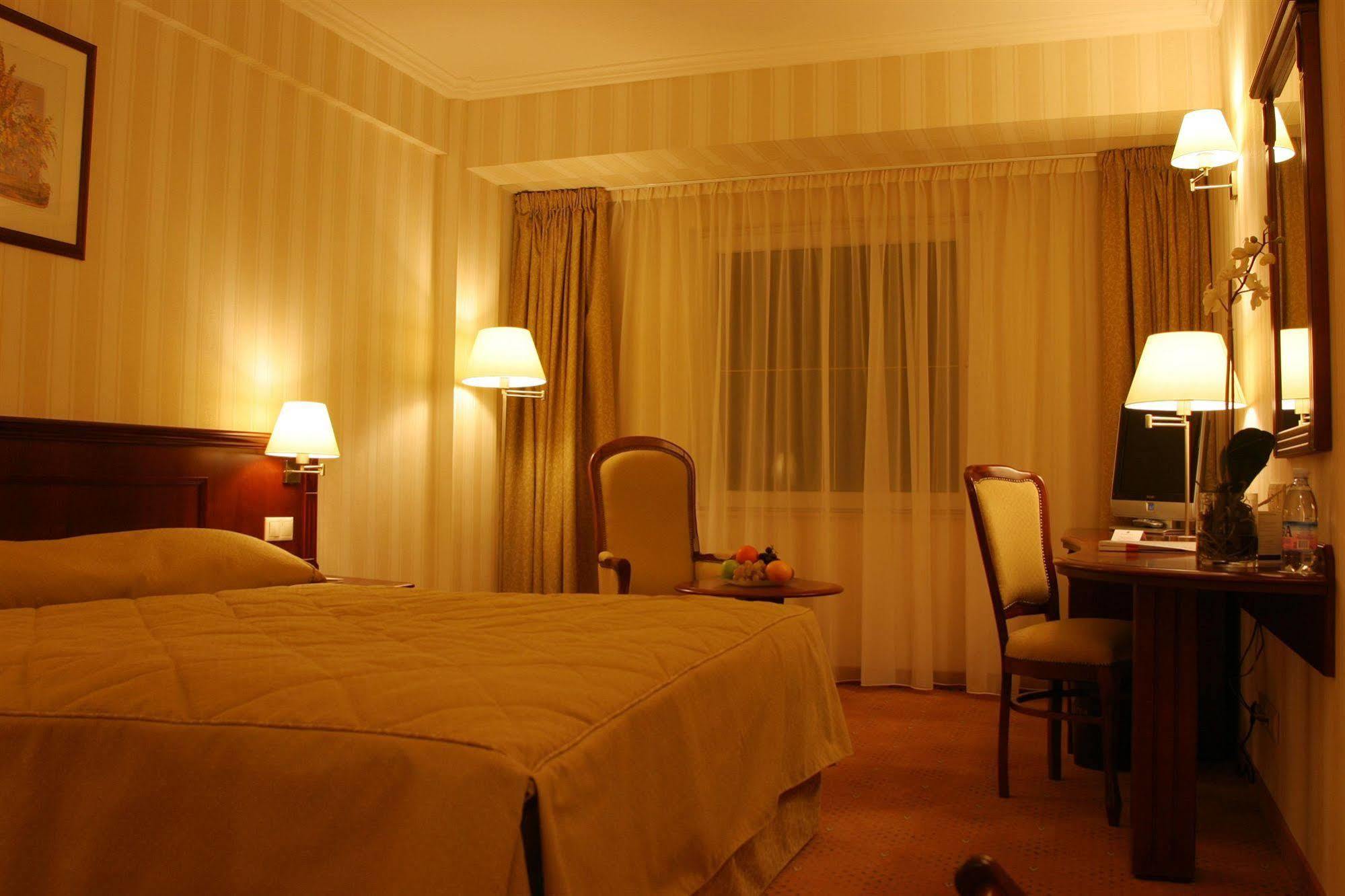 Ramada Hotel & Suites By Wyndham Bucharest North Esterno foto
