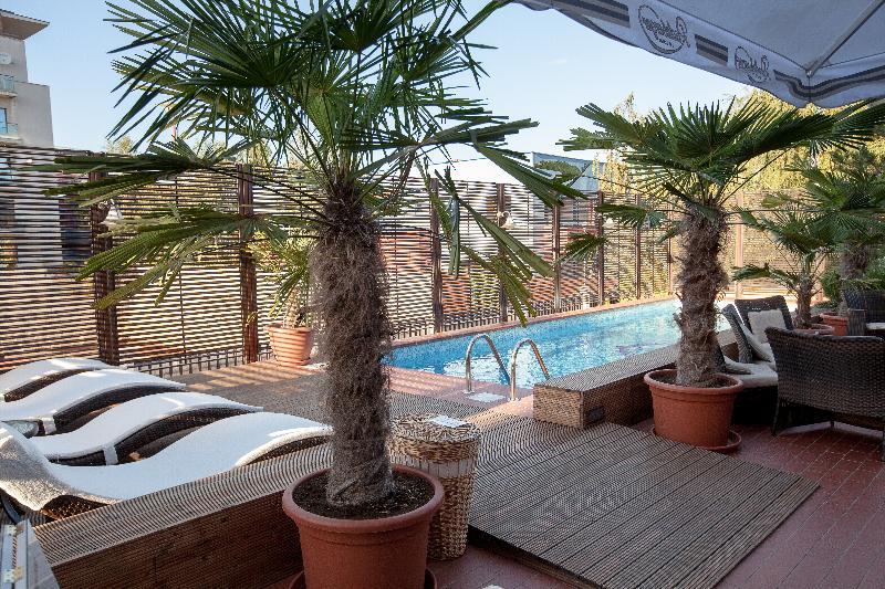 Ramada Hotel & Suites By Wyndham Bucharest North Esterno foto